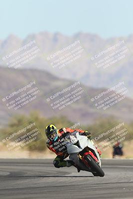 media/Oct-30-2025-Racers Edge (Thu) [[dabbdaf680]]/3-B Group/Session 2 (Turn 14)/